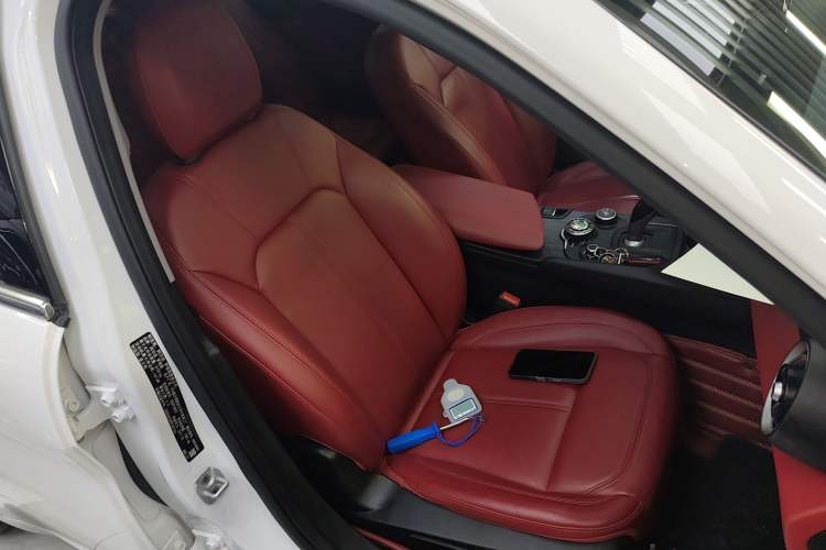 Used Alfa Romeo Giulia 2017 2.0T 200HP Luxury Edition Right Front Seat