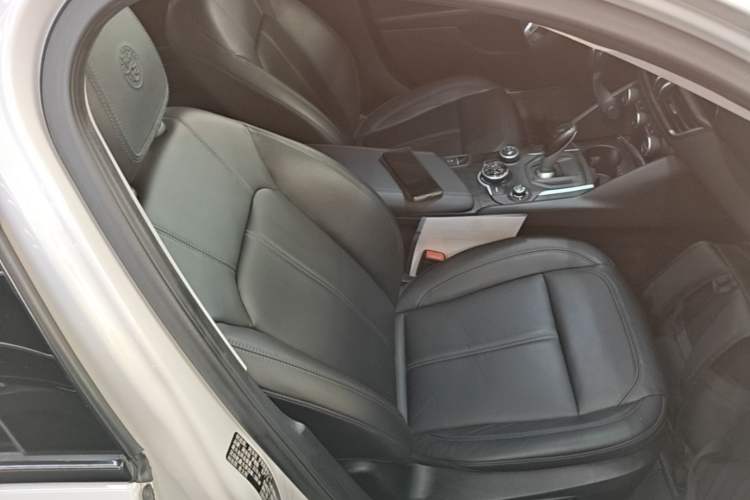 Used Alfa Romeo Giulia 2017 2.0T 280HP Luxury Edition Right Front Seat
