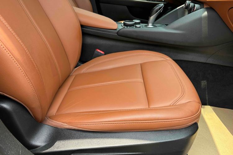 Used Alfa Romeo Giulia 2017 2.0T 200HP Luxury Edition Right Front Seat
