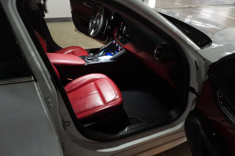 Used Alfa Romeo Giulia 2017 2.0T 280HP Luxury Edition Right Front Seat