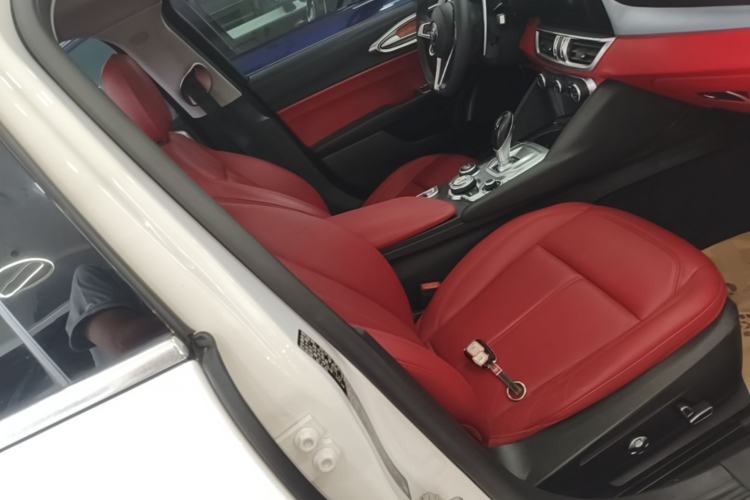 Used Alfa Romeo Giulia 2017 2.0T 280HP Luxury Edition Right Front Seat