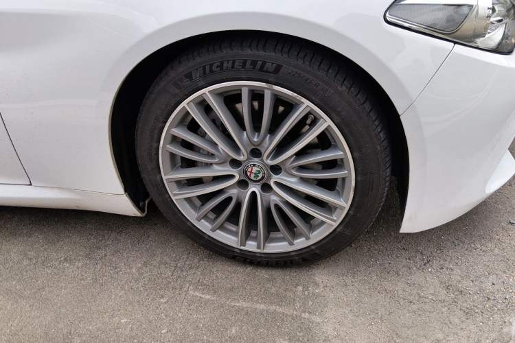 Used Alfa Romeo Giulia 2017 2.0T 280HP Luxury Edition Right Front Wheel Hub