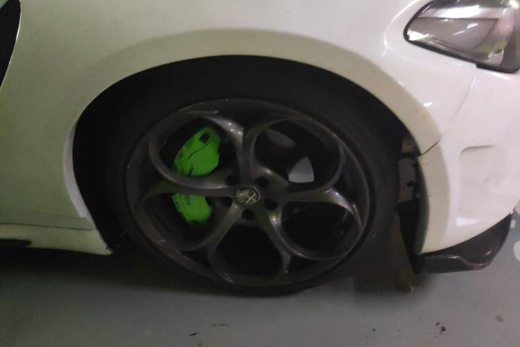 Used Alfa Romeo Giulia 2017 2.0T 200HP Luxury Edition Right Front Wheel Hub