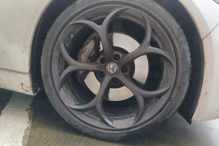 Used Alfa Romeo Giulia 2017 2.0T 280HP Luxury Edition Right Front Wheel Hub