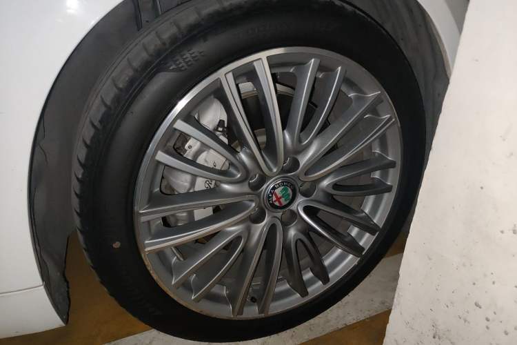 Used Alfa Romeo Giulia 2017 2.0T 280HP Luxury Edition Right Front Wheel Hub