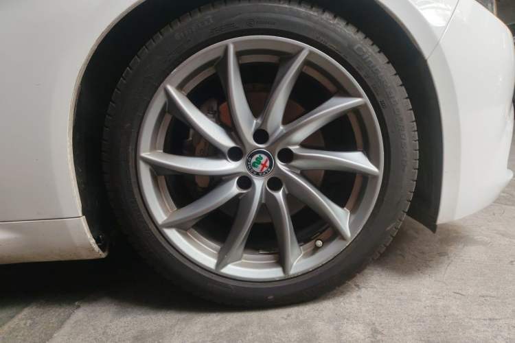 Used Alfa Romeo Giulia 2017 2.0T 200HP Luxury Edition Right Front Wheel Hub