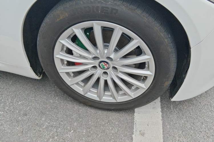 Used Alfa Romeo Giulia 2017 2.0T 200HP Elite Edition Right Front Wheel Hub
