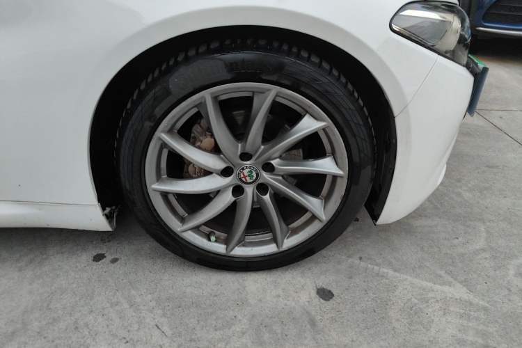 Used Alfa Romeo Giulia 2017 2.0T 200HP Luxury Edition Right Front Wheel Hub