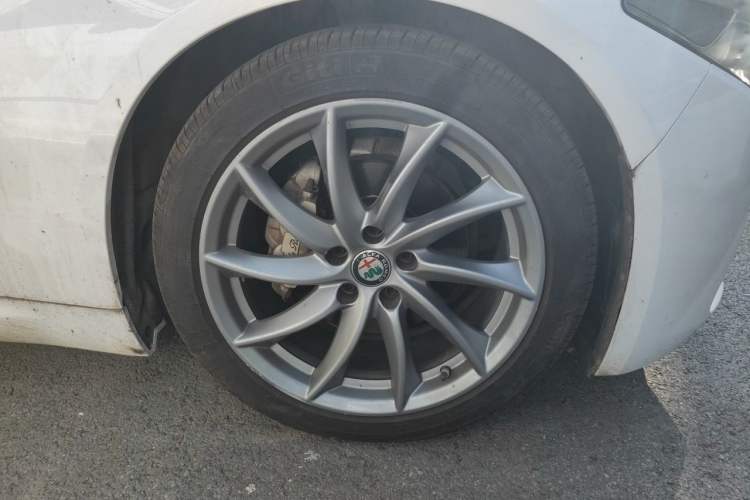 Used Alfa Romeo Giulia 2017 2.0T 200HP Luxury Edition Right Front Wheel Hub