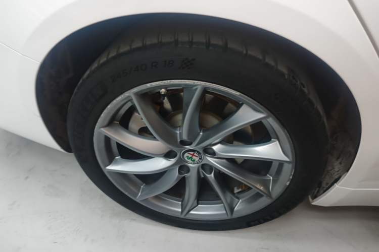 Used Alfa Romeo Giulia 2017 2.0T 280HP Luxury Edition Right Rear Wheel Hub