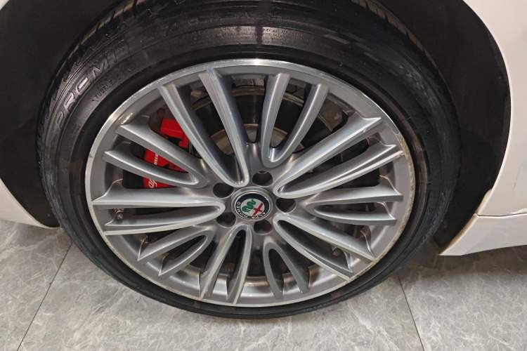 Used Alfa Romeo Giulia 2017 2.0T 280HP Luxury Edition Right Rear Wheel Hub