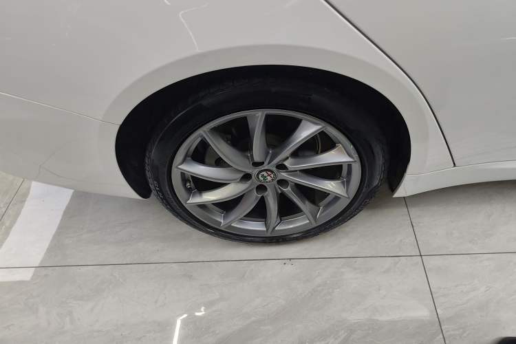 Used Alfa Romeo Giulia 2017 2.0T 200HP Luxury Edition Right Rear Wheel Hub