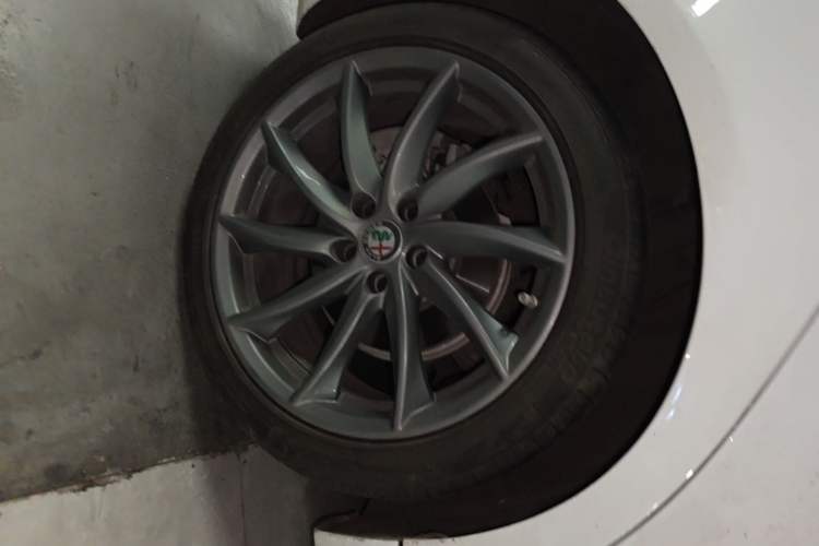Used Alfa Romeo Giulia 2017 2.0T 200HP Luxury Edition Right Rear Wheel Hub