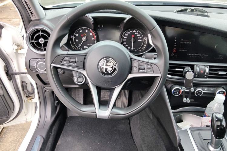 Used Alfa Romeo Giulia 2017 2.0T 280HP Luxury Edition Steering Wheel