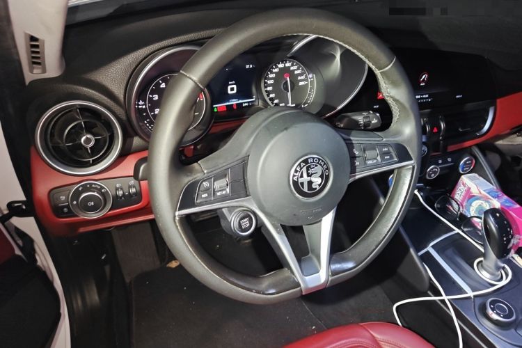 Used Alfa Romeo Giulia 2017 2.0T 200HP Luxury Edition Steering Wheel