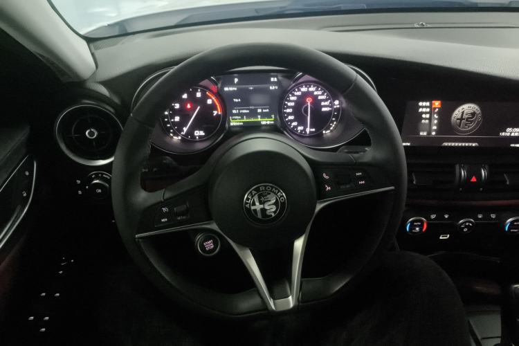 Used Alfa Romeo Giulia 2017 2.0T 200HP Luxury Edition Steering Wheel