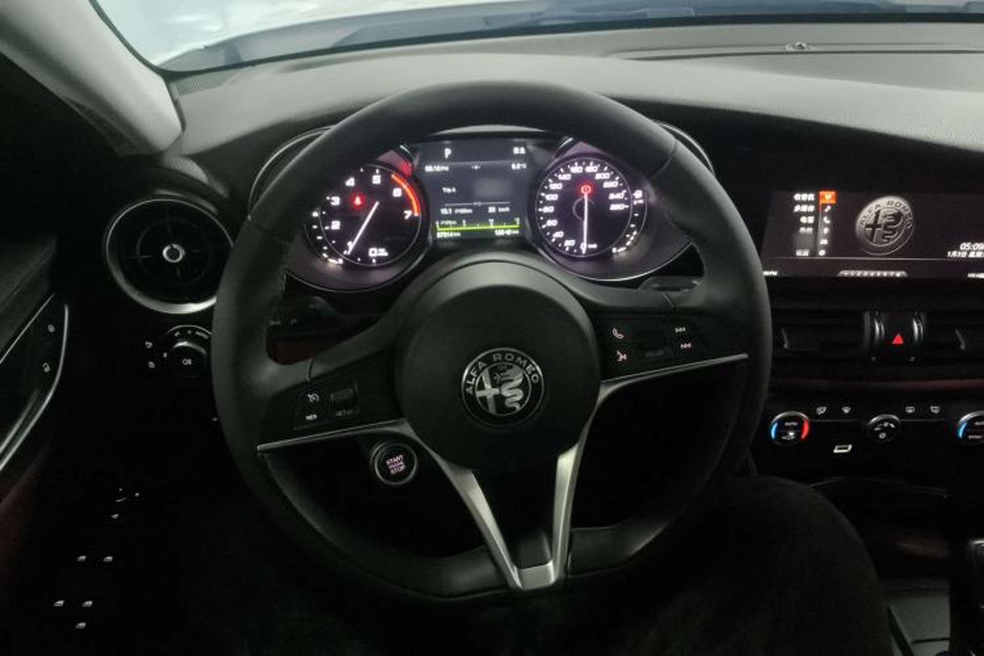 Used Alfa Romeo Giulia 2017 2.0T 200HP Luxury Edition Steering Wheel