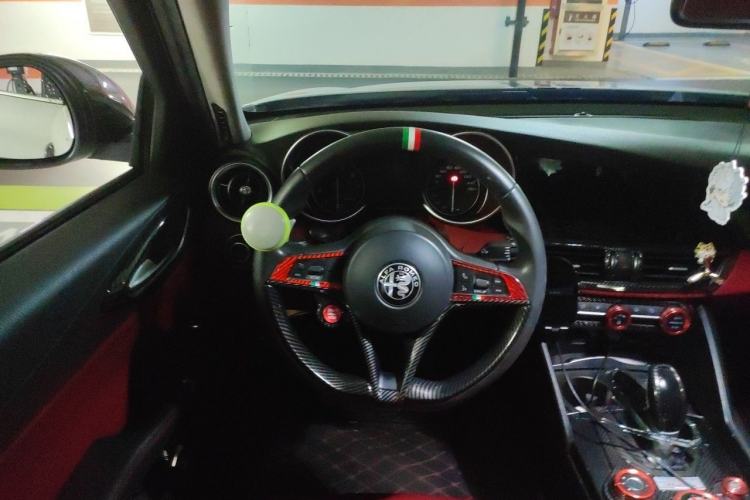 Used Alfa Romeo Giulia 2017 2.0T 200HP Luxury Edition Steering Wheel