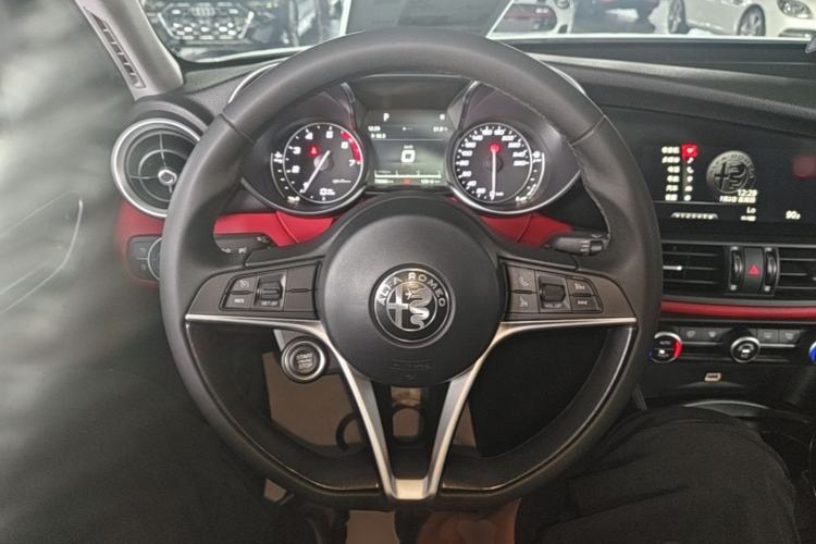 Used Alfa Romeo Giulia 2017 2.0T 200HP Luxury Edition Steering Wheel