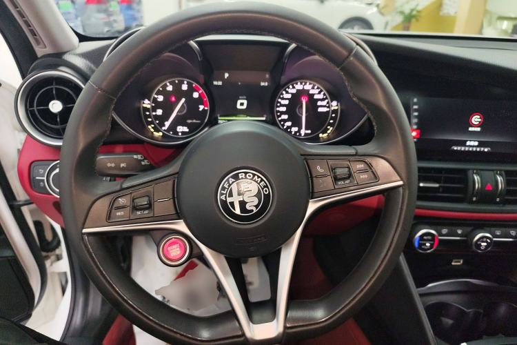 Used Alfa Romeo Giulia 2017 2.0T 200HP Luxury Edition Steering Wheel