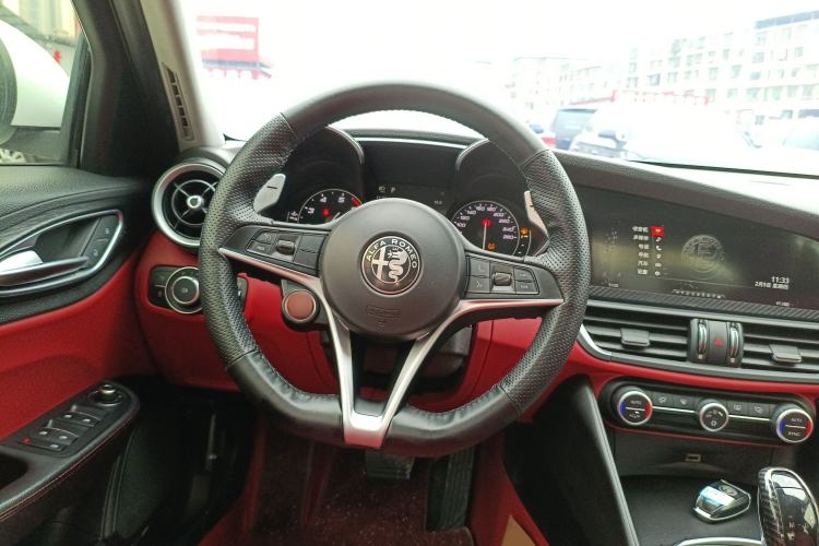 Used Alfa Romeo Giulia 2017 2.0T 280HP Luxury Edition Steering Wheel
