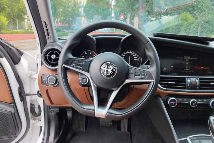 Used Alfa Romeo Giulia 2017 2.0T 200HP Luxury Edition Steering Wheel