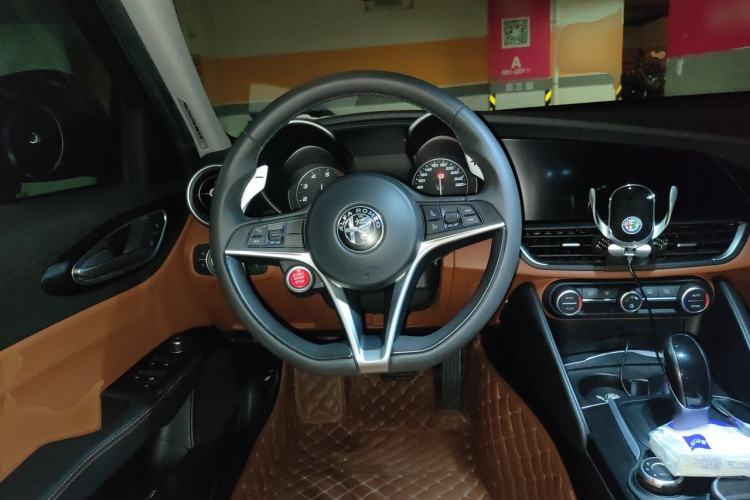 Used Alfa Romeo Giulia 2017 2.0T 280HP Luxury Edition Steering Wheel