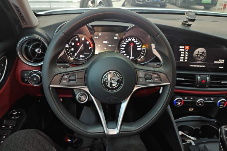 Used Alfa Romeo Giulia 2017 2.0T 280HP Luxury Edition Steering Wheel