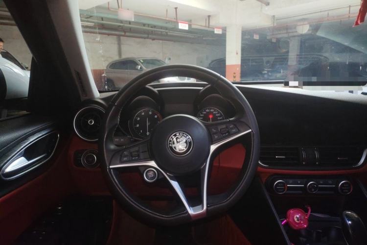Used Alfa Romeo Giulia 2017 2.0T 200HP Luxury Edition Steering Wheel