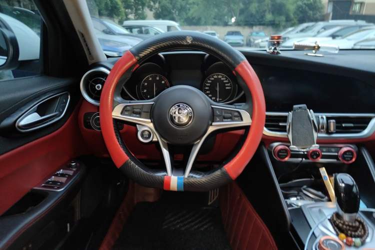 Used Alfa Romeo Giulia 2017 2.0T 200HP Luxury Edition Steering Wheel