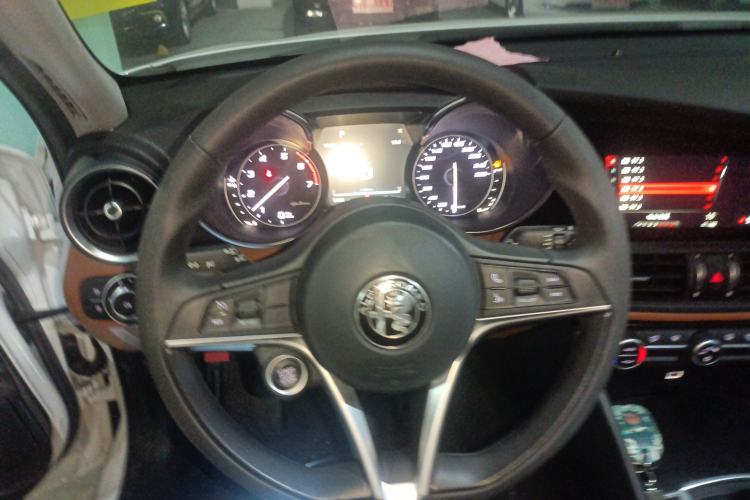Used Alfa Romeo Giulia 2017 2.0T 200HP Luxury Edition Steering Wheel