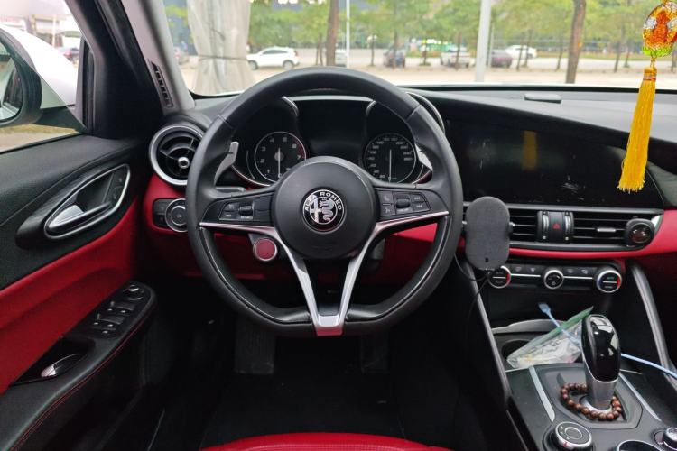 Used Alfa Romeo Giulia 2017 2.0T 280HP Luxury Edition Steering Wheel