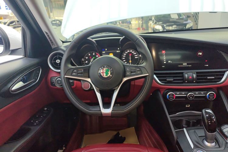 Used Alfa Romeo Giulia 2017 2.0T 200HP Luxury Edition Steering Wheel