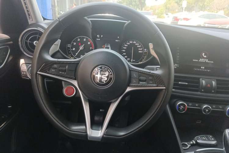 Used Alfa Romeo Giulia 2017 2.0T 280HP Luxury Edition Steering Wheel