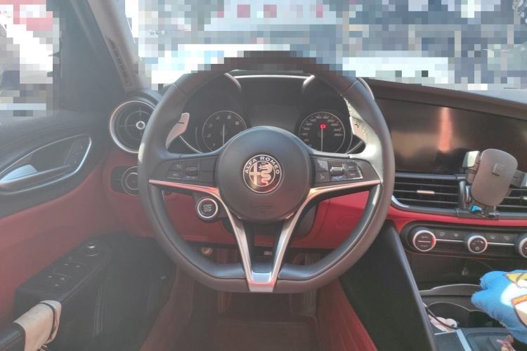 Used Alfa Romeo Giulia 2017 2.0T 200HP Luxury Edition Steering Wheel