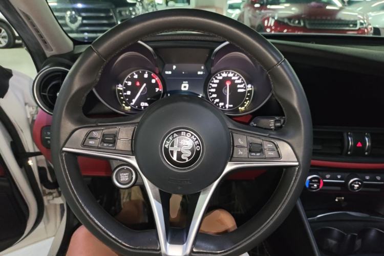 Used Alfa Romeo Giulia 2017 2.0T 200HP Luxury Edition Steering Wheel