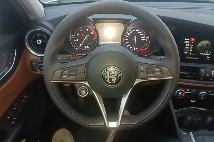 Used Alfa Romeo Giulia 2017 2.0T 200HP Luxury Edition Steering Wheel