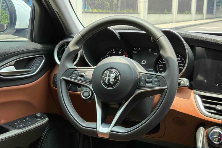 Used Alfa Romeo Giulia 2017 2.0T 200HP Luxury Edition Steering Wheel