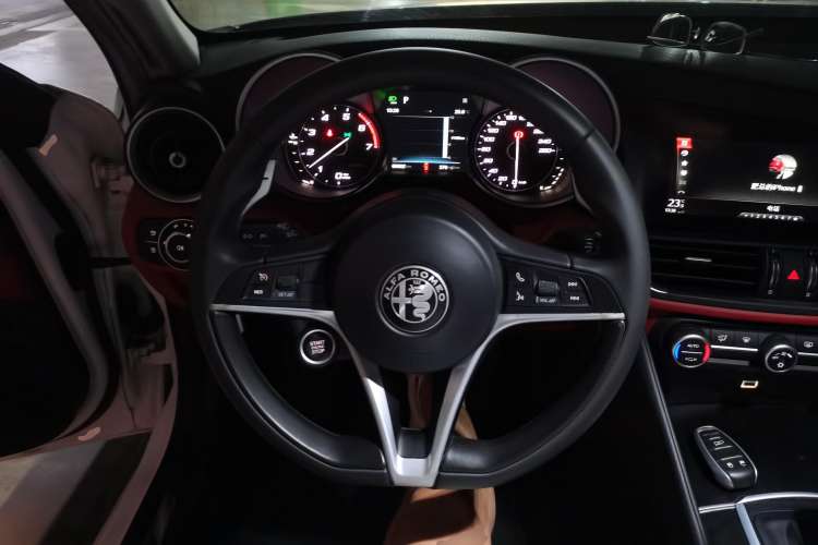 Used Alfa Romeo Giulia 2017 2.0T 280HP Luxury Edition Steering Wheel