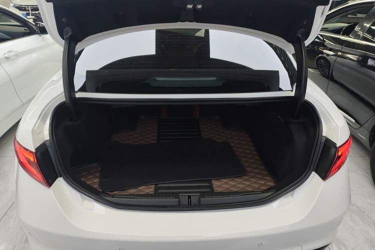 Used Alfa Romeo Giulia 2017 2.0T 200HP Luxury Edition Trunk
