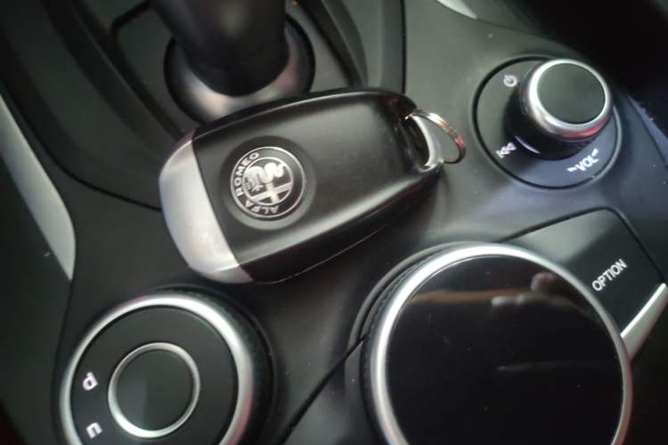 Used Alfa Romeo Giulia 2017 2.0T 200HP Luxury Edition Vehicle Key