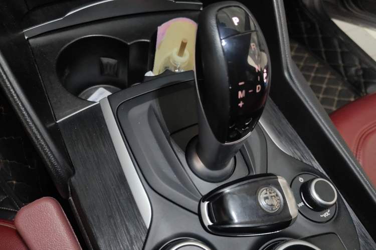 Used Alfa Romeo Giulia 2019 2.0T 280HP Luxury Edition Audio And AC Panel