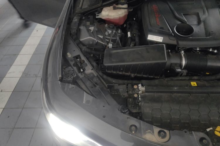 Used Alfa Romeo Giulia 2019 2.0T 280HP Luxury Edition Engine Bay Right