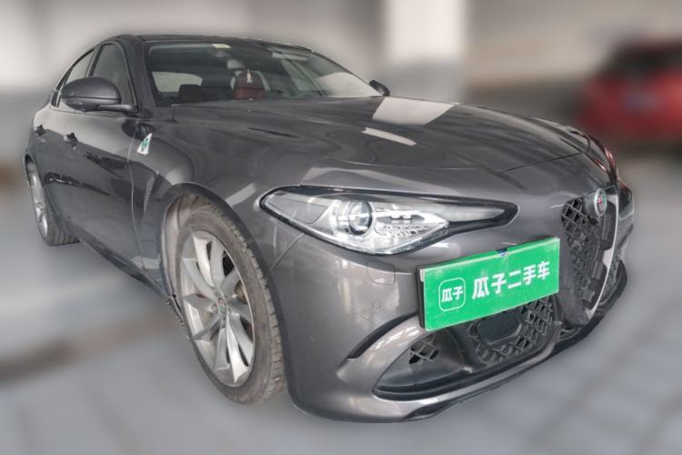 Used Alfa Romeo Giulia 2019 2.0T 280HP Luxury Edition Front Right 45 Deg