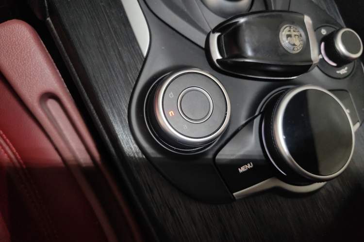 Used Alfa Romeo Giulia 2019 2.0T 280HP Luxury Edition Gear Lever