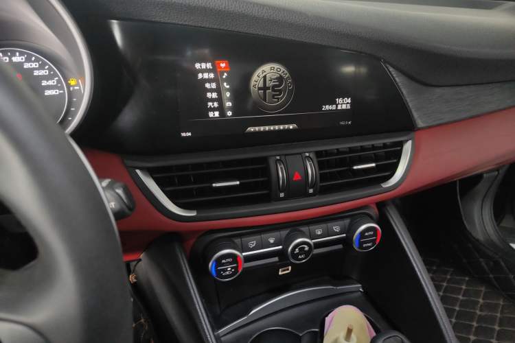 Used Alfa Romeo Giulia 2019 2.0T 280HP Luxury Edition Odometer Close Up