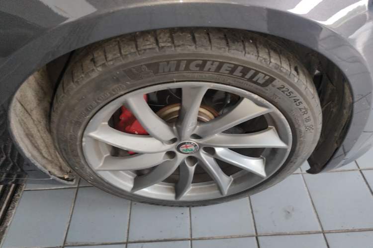 Used Alfa Romeo Giulia 2019 2.0T 280HP Luxury Edition Right Front Wheel Hub