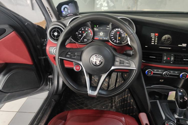 Used Alfa Romeo Giulia 2019 2.0T 280HP Luxury Edition Steering Wheel