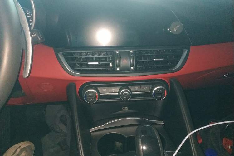 Used Alfa Romeo Giulia 2019 2.0T 280HP Luxury Edition Audio And AC Panel