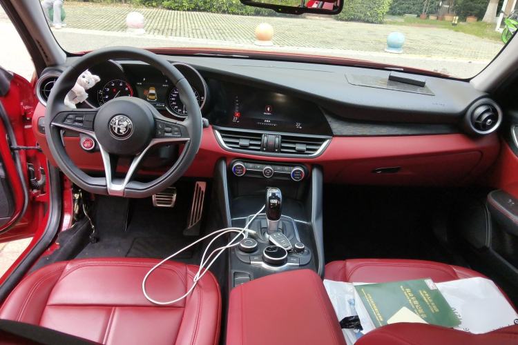 Used Alfa Romeo Giulia 2019 2.0T 280HP Black Package Limited Edition Center Console